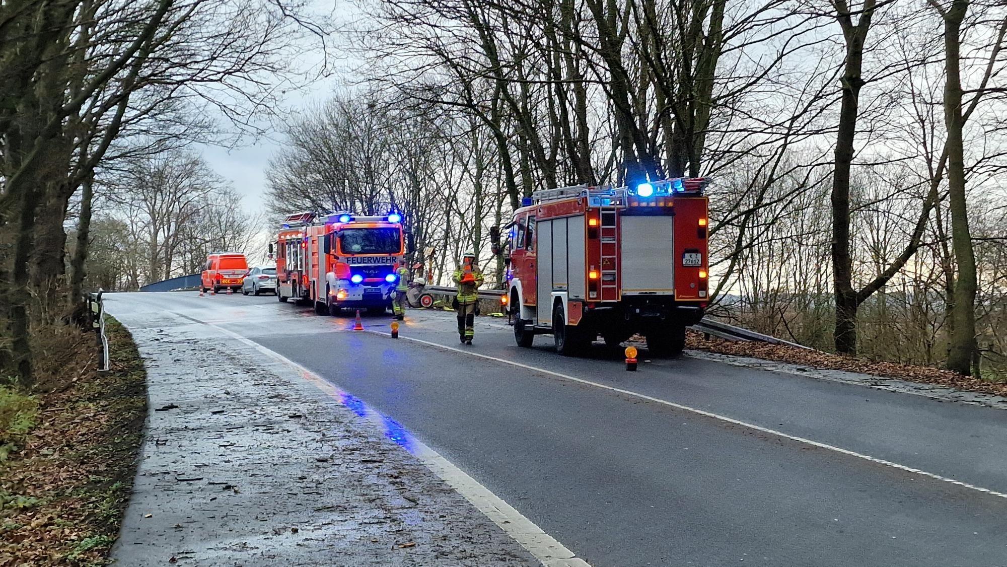 Feuerwehrwagen stehen auf einer Straße an einem Feld in Junkersdorf.