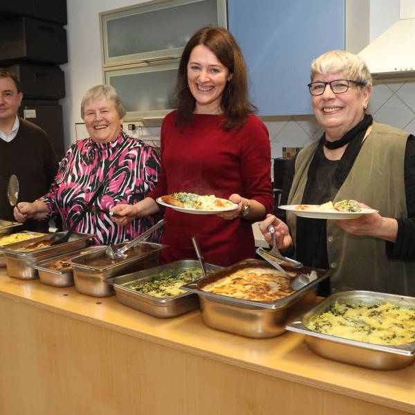 Weihnachtsessen Kontaktpunkt WB, (v.l.) Dr. Sándor Károly Molnár, Hannelore Stahl, Larissa Weber und Jutta Schieder