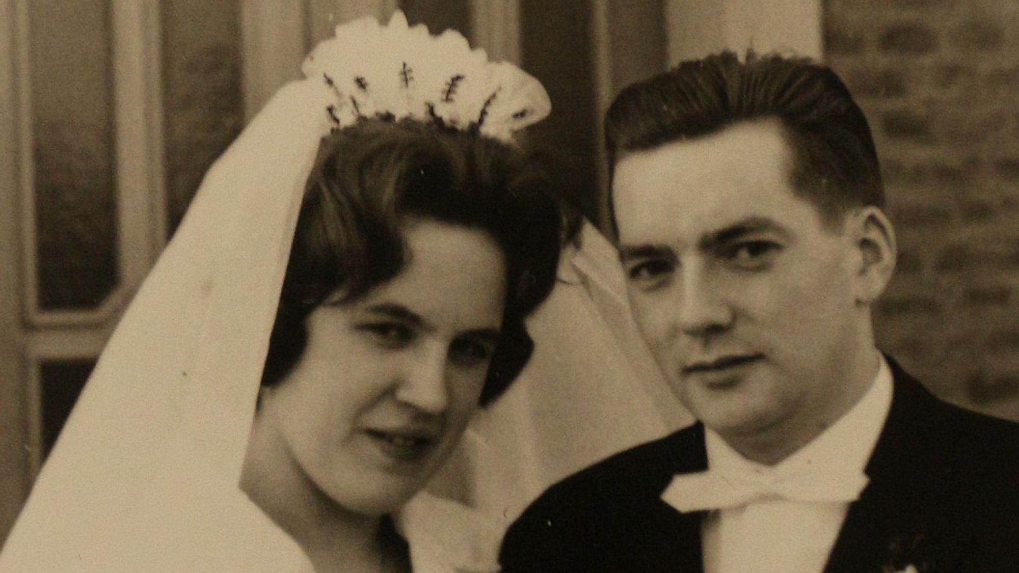 Das Foto zeigt das Ehepaar nach der kirchlichen Hochzeit.