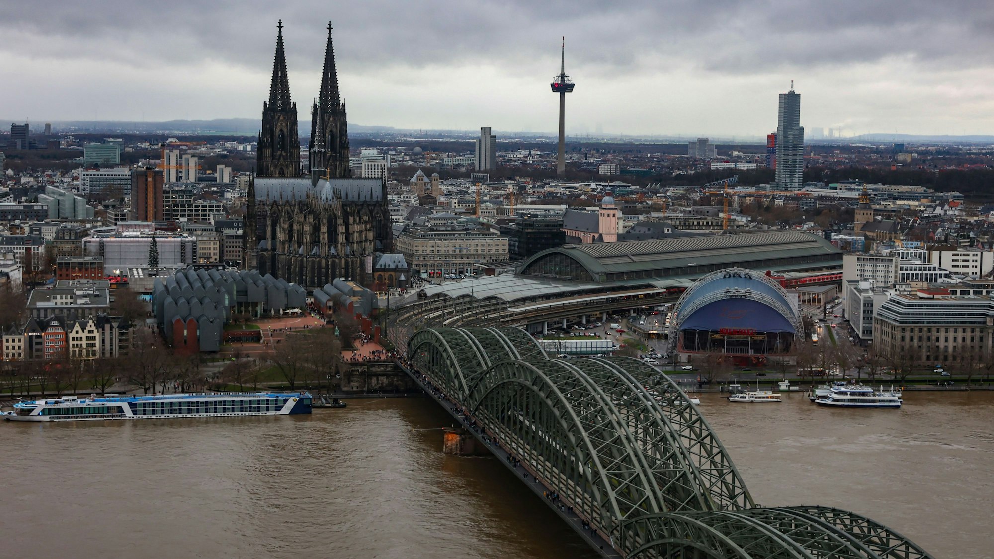Blick auf die Brücke und das Welterbe Dom