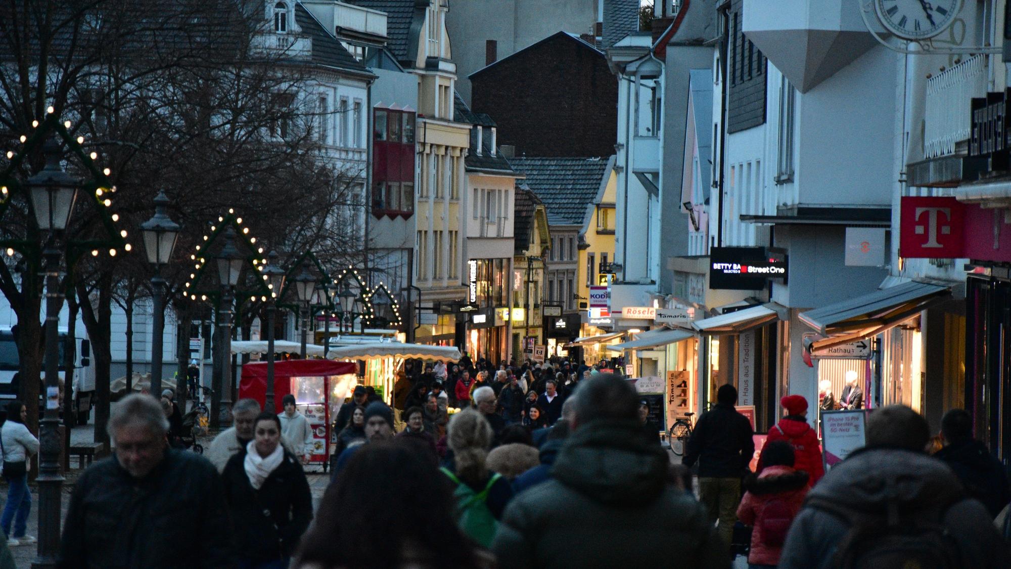Volle Siegburger Fußgängerzone.