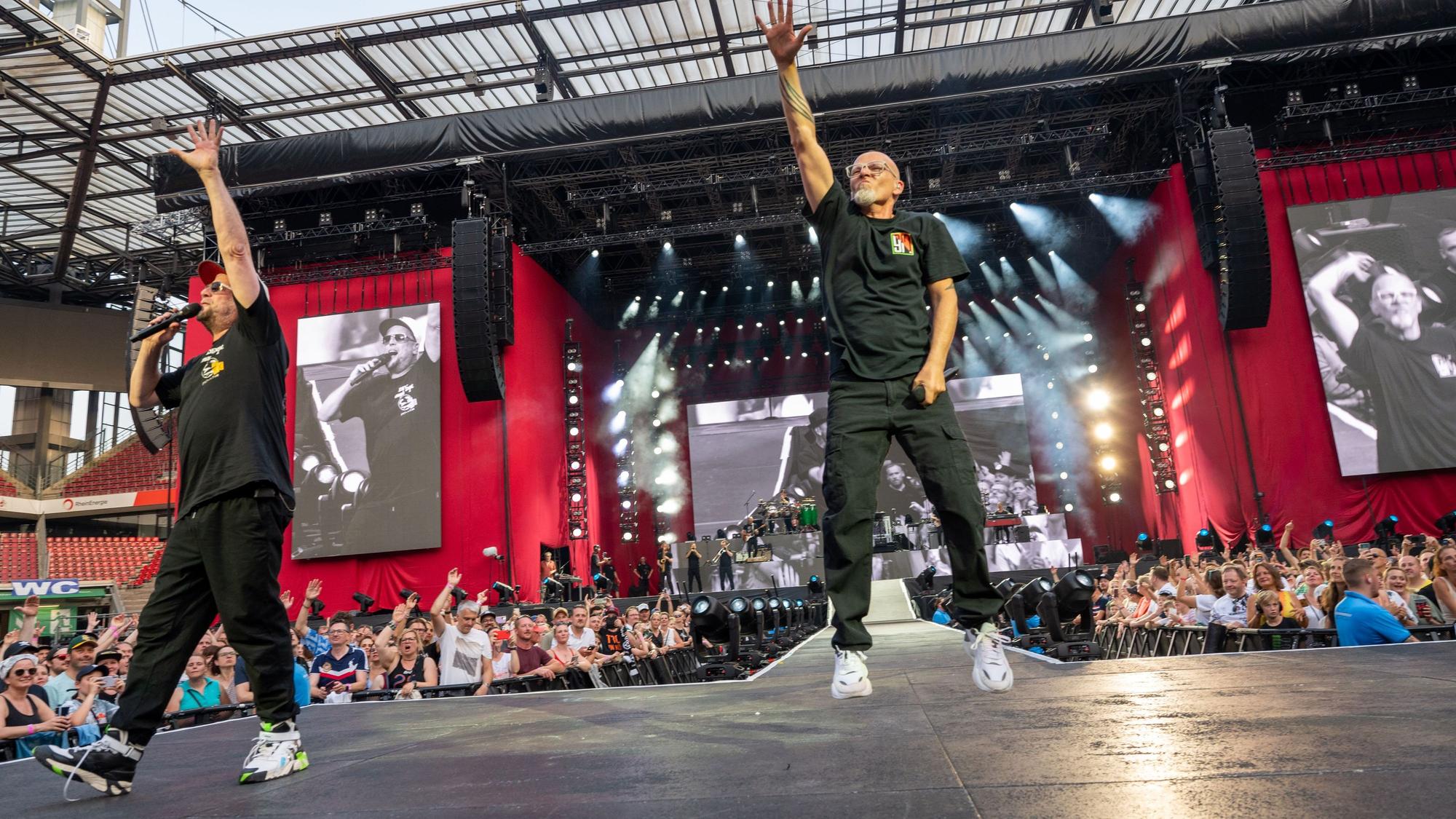 „Die Fantastischen Vier“ feiern sich selbst auf der Bühne im Kölner Rhein-Energie-Stadion.