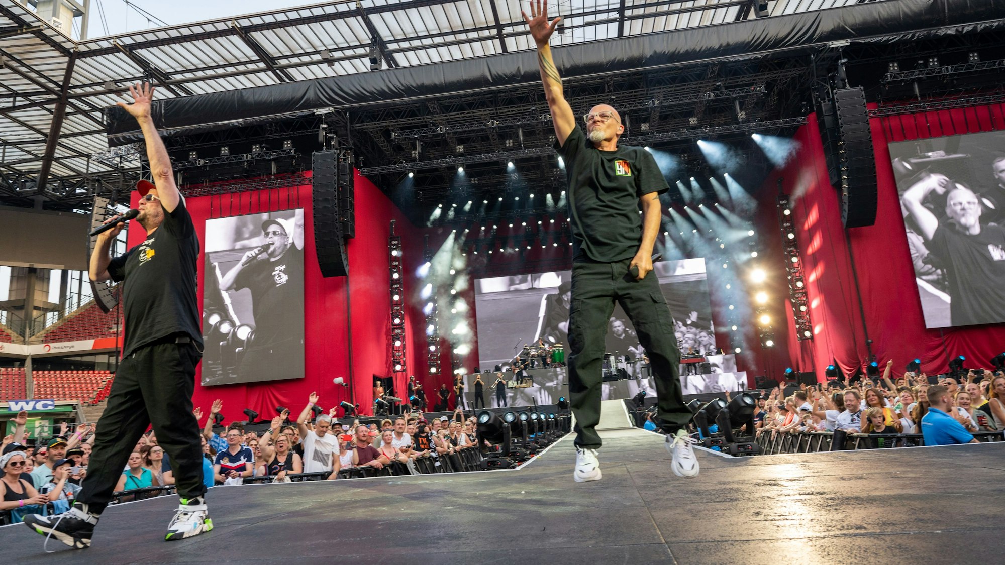 „Die Fantastischen Vier“ feiern sich selbst auf der Bühne im Kölner Rhein-Energie-Stadion.
