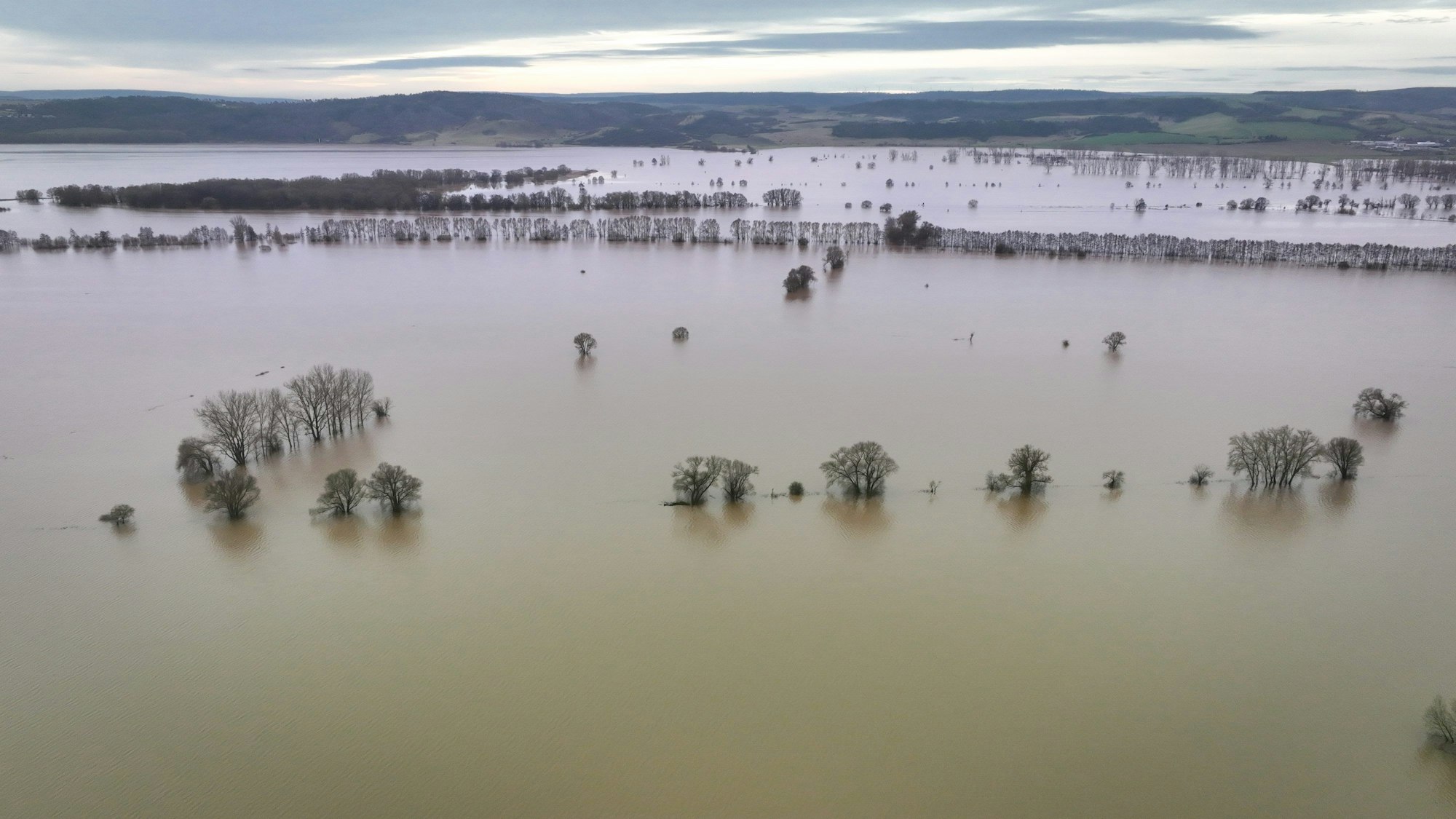 Land unter am Kyffhäuser. Oberhalb der Talsperre Kelbra in Sachsen-Anhalt sind riesige Flächen überflutet. Tagelange Regenfälle und Tauwetter in den Gebirgen haben zu Hochwasser in Flüssen und Bächen geführt.