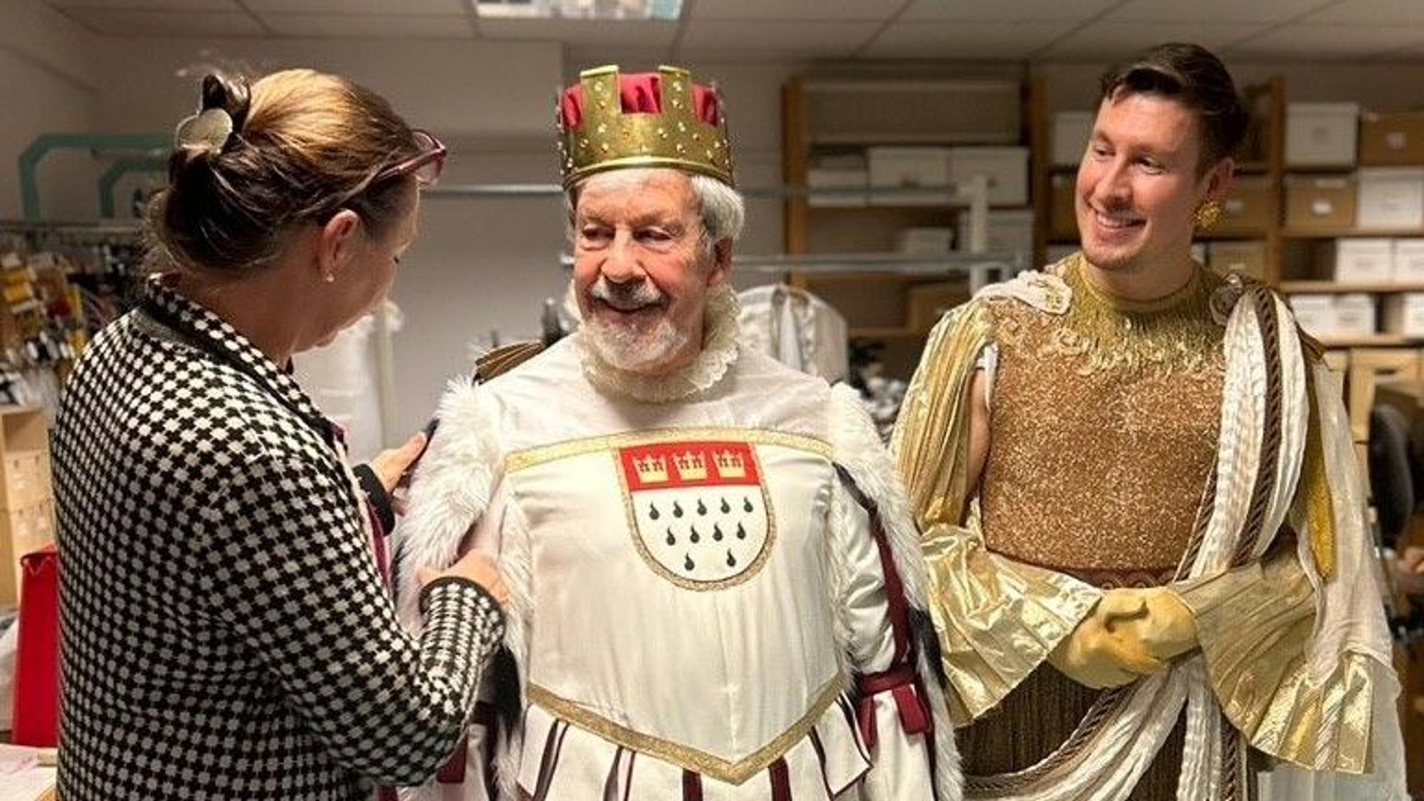 Aktuelle Divertissementchen „Zillche en Jefahr“. Das Foto zeigt (v.l.): Kostümbildnerin Judith Peter, Peter Wallraff als Mutter Colonia und Christopher Wallraff als Agrippina bei der Kostümprobe.