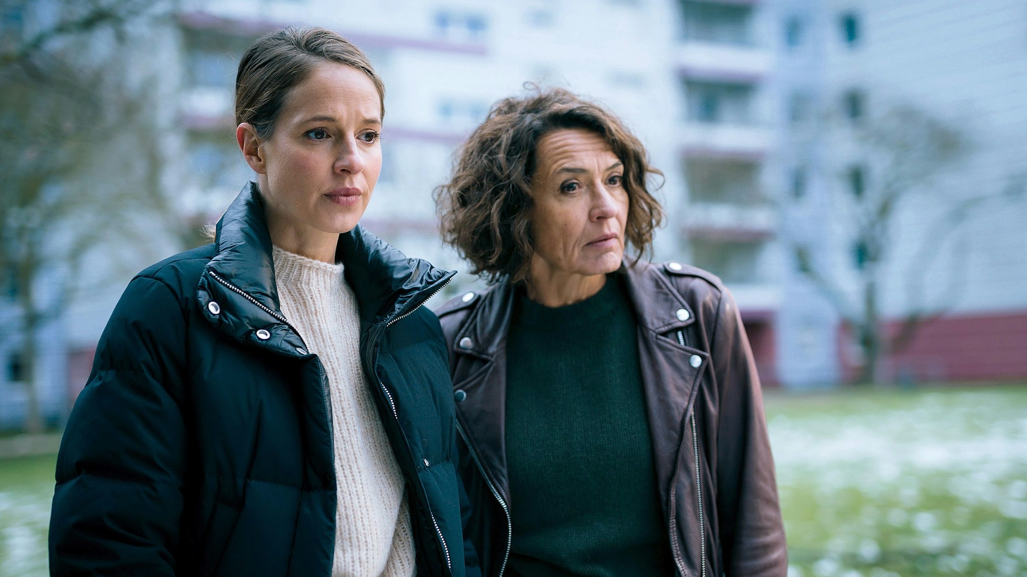 Die Kommissarinnen Lena Odenthal (Ulrike Folkerts) und Johanna Stern (Lisa Bitter) stehen bei einer Befragung im Hof eines Mehrfamilienhauses.