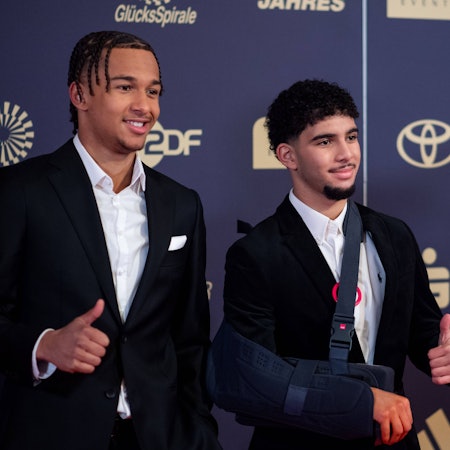 Eric da Silva Moreira links, FC St Pauli, Fayssal Harchaoui rechts, FC Koeln, U17, U 17 Fussball Weltmeister, auf dem roten Teppich, GER, Sportler des Jahres 2023, Gala im Kurhaus Baden Baden, 17.12.2023 GER, Sportler des Jahres 2023, Gala im Kurhaus Baden Baden, 17.12.2023 Baden Baden *** Eric da Silva Moreira left, FC St Pauli , Fayssal Harchaoui right, FC Koeln , U17 Football World Champion, on the red carpet, GER, Sportsman of the Year 2023, Gala at Kurhaus Baden Baden, 17 12 2023 GER, Sportsman of the Year 2023, Gala at Kurhaus Baden Baden, 17 12 2023 Baden Baden Copyright: xEibner-Pressefoto/Memmlerx EP_MMR