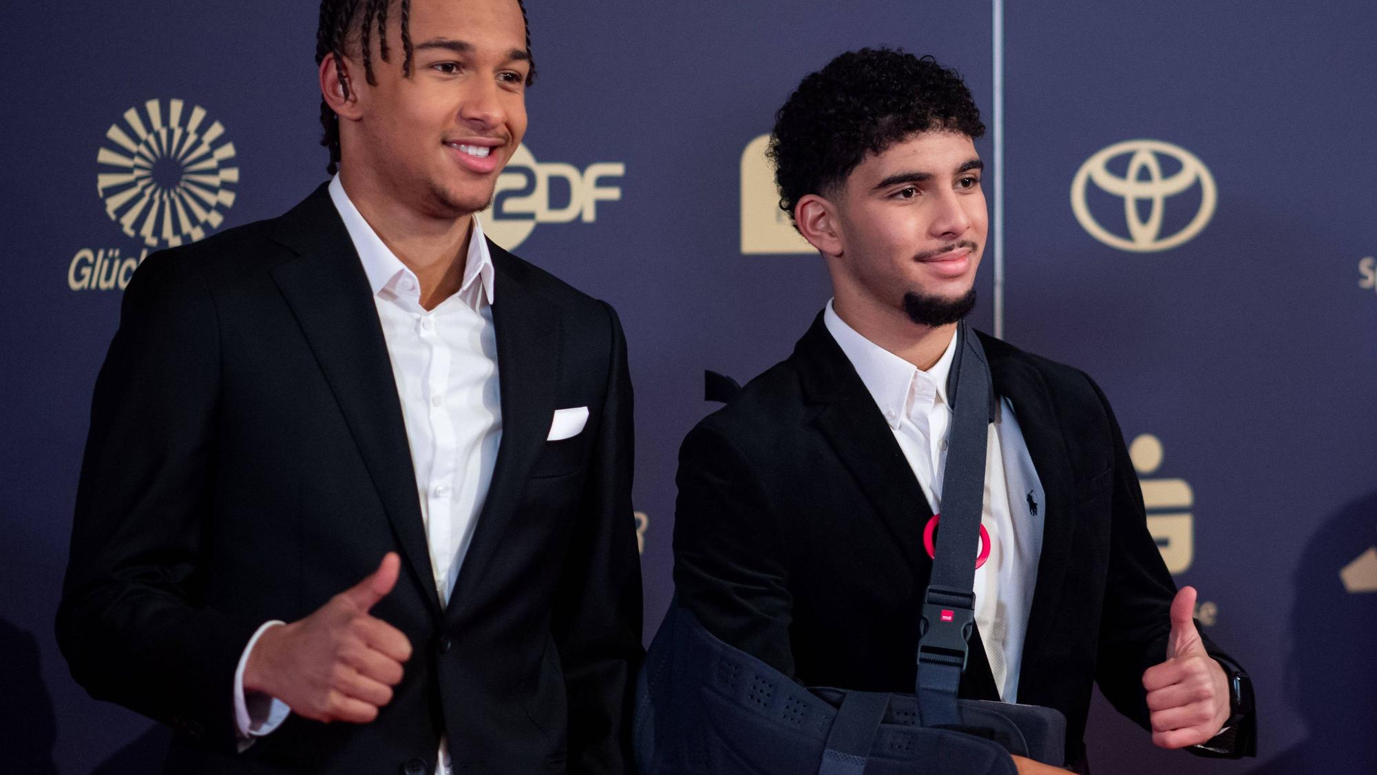 Eric da Silva Moreira links, FC St Pauli, Fayssal Harchaoui rechts, FC Koeln, U17, U 17 Fussball Weltmeister, auf dem roten Teppich, GER, Sportler des Jahres 2023, Gala im Kurhaus Baden Baden, 17.12.2023 GER, Sportler des Jahres 2023, Gala im Kurhaus Baden Baden, 17.12.2023 Baden Baden *** Eric da Silva Moreira left, FC St Pauli , Fayssal Harchaoui right, FC Koeln , U17 Football World Champion, on the red carpet, GER, Sportsman of the Year 2023, Gala at Kurhaus Baden Baden, 17 12 2023 GER, Sportsman of the Year 2023, Gala at Kurhaus Baden Baden, 17 12 2023 Baden Baden Copyright: xEibner-Pressefoto/Memmlerx EP_MMR