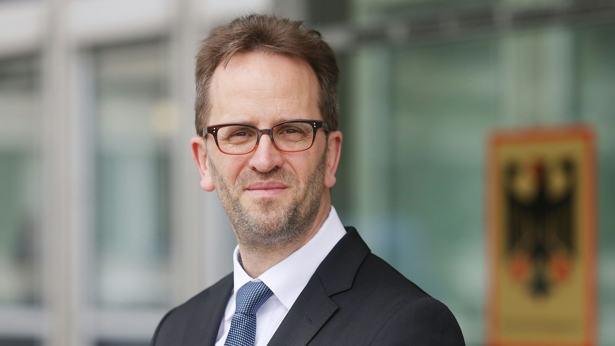 Nordrhein-Westfalen, Bonn: Klaus Müller, Präsident der Bundesnetzagentur, steht vor dem Haus der Bundesnetzagentur. (Archivbild)