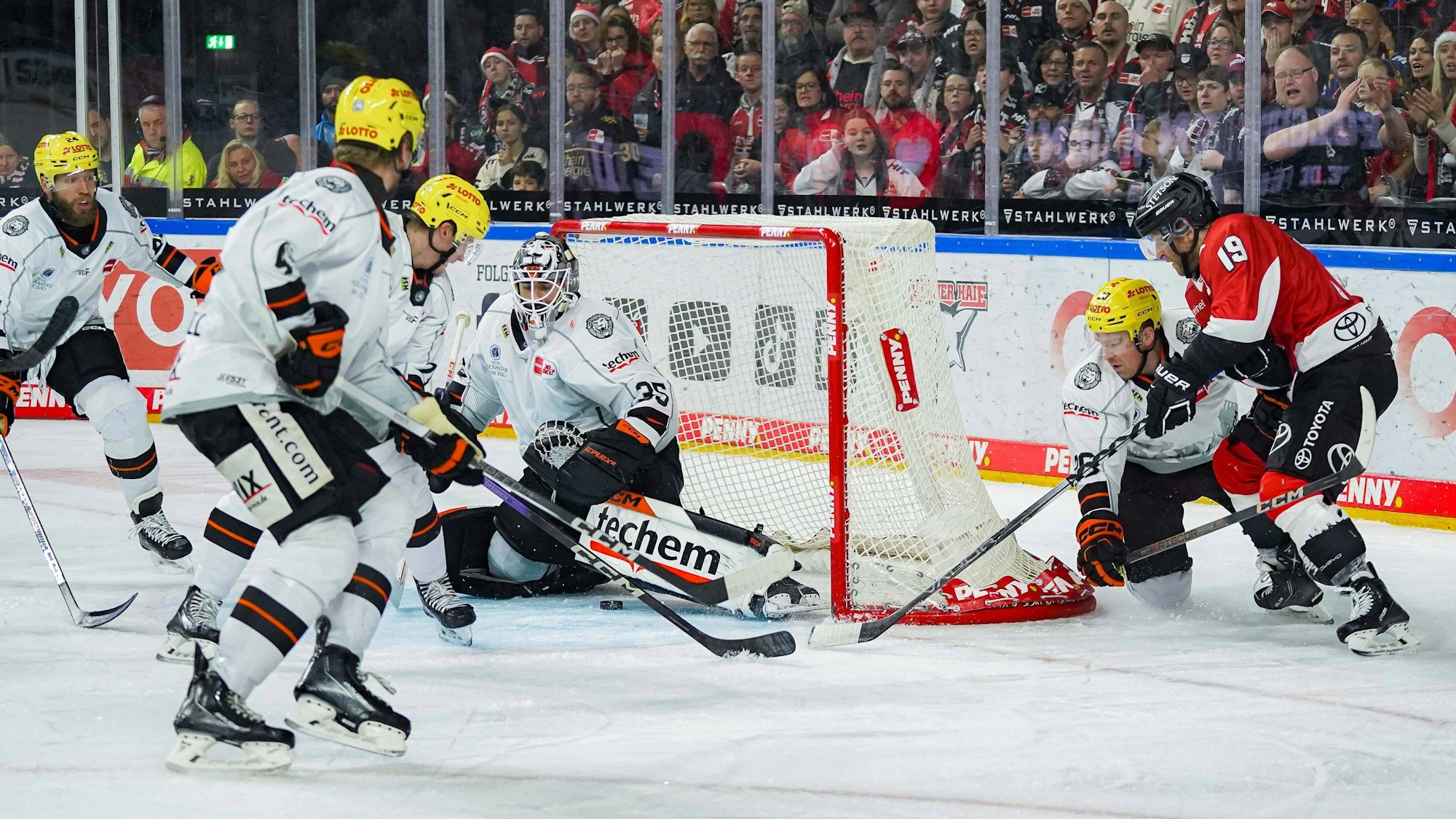 Frederik Storm erzielt den Siegtreffer zum 4:3 gegen Frankfurt
