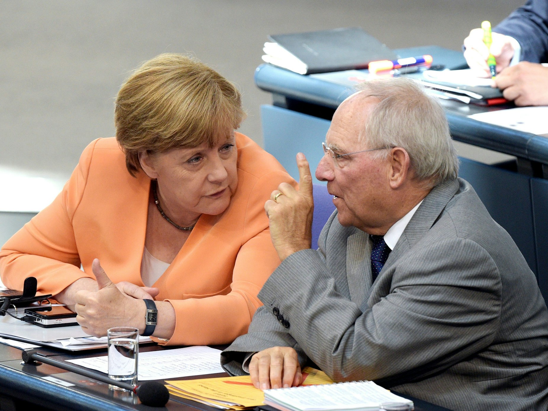 1.7.2015, Berlin: Bundeskanzlerin Angela Merkel und der damalige Bundesfinanzminister Wolfgang Schäuble (beide CDU) unterhalten sich am im Bundestag.