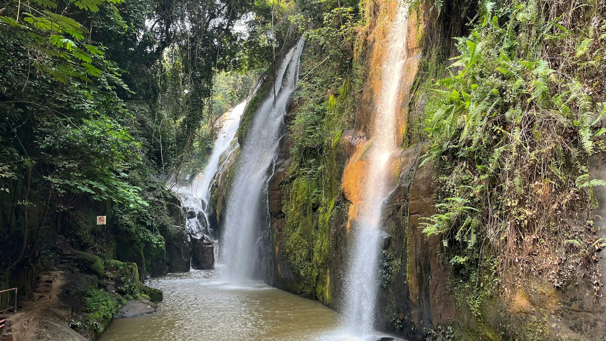 Ein Wasserfall in der Nähe von Zongo, einer Stadt in der Provinz Sud-Ubangi im Nordwesten der Demokratischen Republik Kongo.