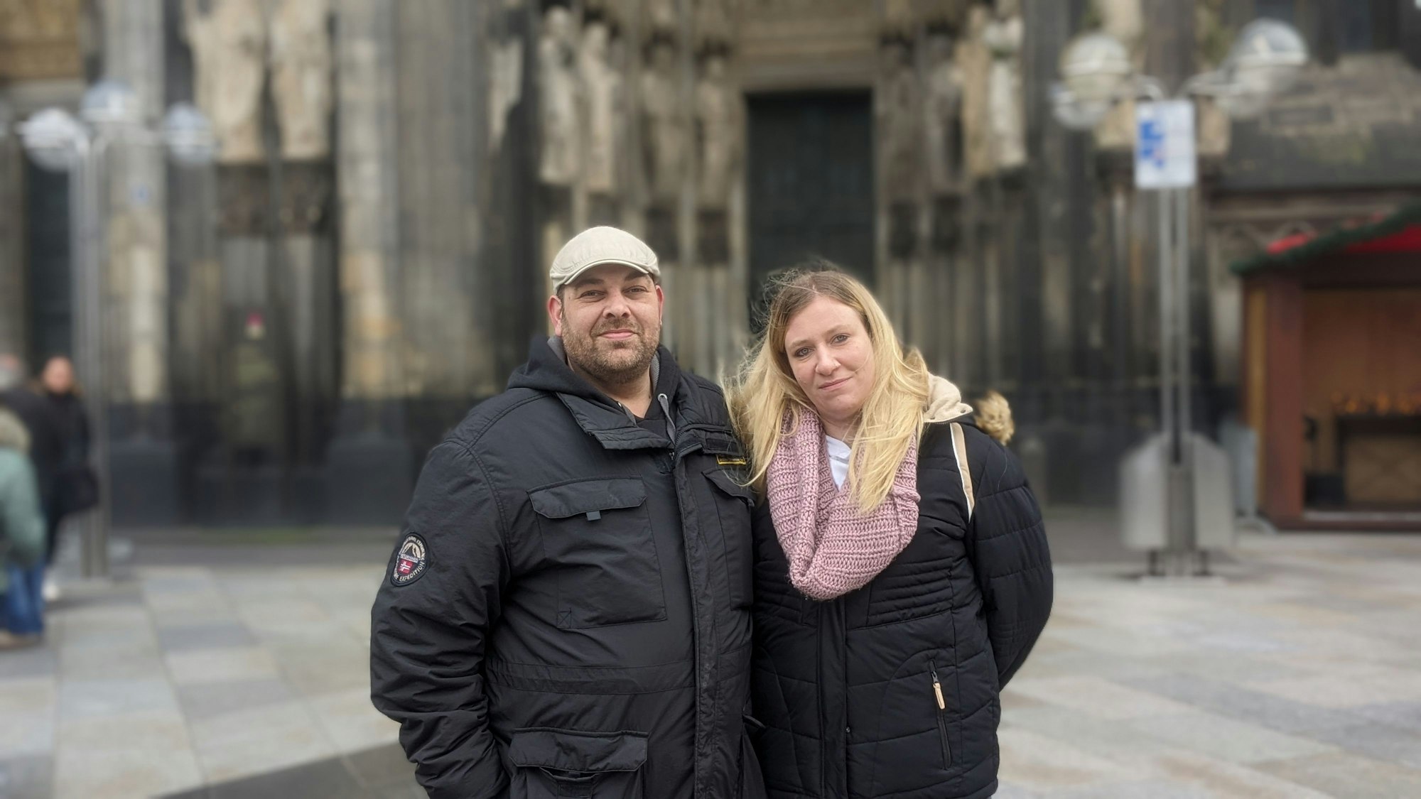 Christoph von Eigen und Sina König stehen vor dem Dom.