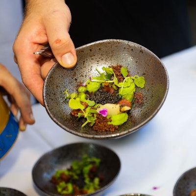 Eine Schüssel mit Erbsen und Kaviar