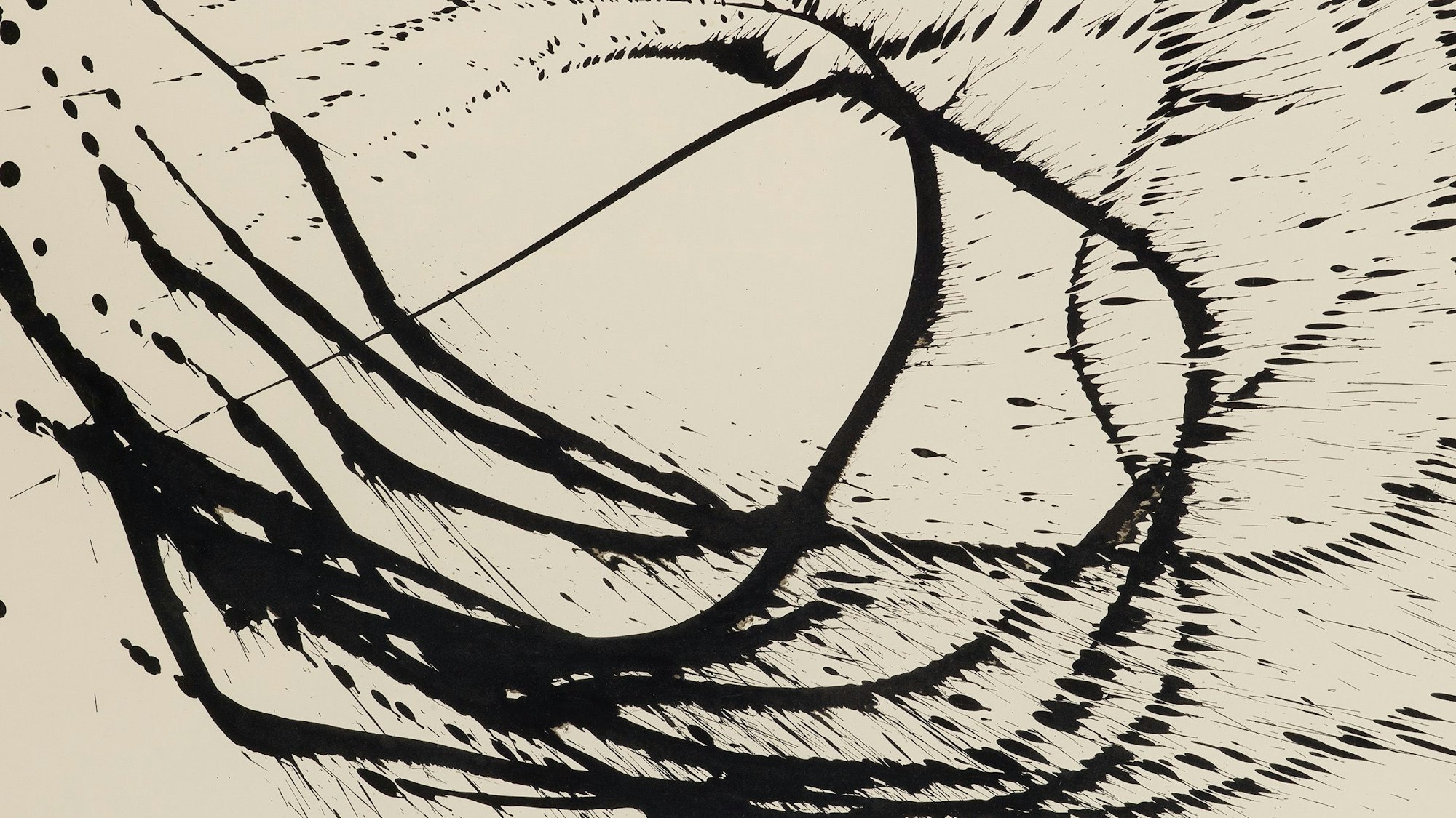 Schwarze Tinte ist in Schwüngen und Spritzern über ein Blatt Papier verteilt.