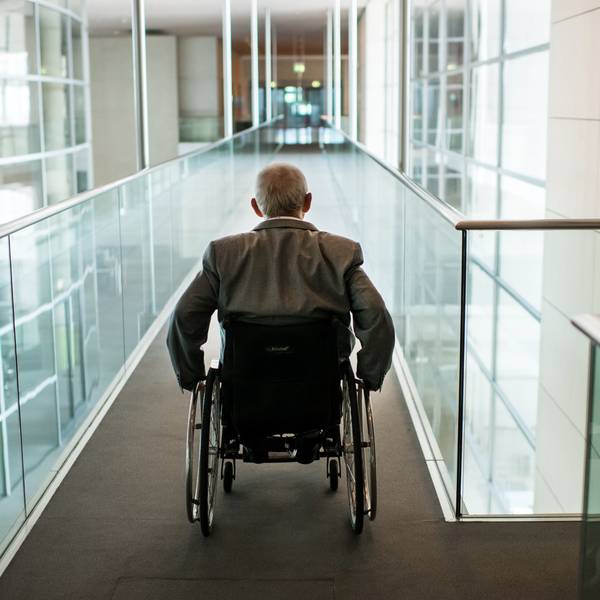 Der damalige Bundestagspräsident Wolfgang Schäuble (CDU) fährt 2018 nach einem Interview einen Gang vor seinem Büro im Deutschen Bundestag herunter.