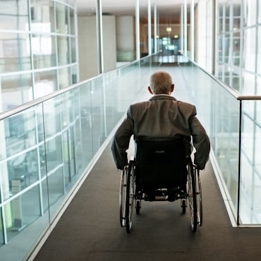 Der damalige Bundestagspräsident Wolfgang Schäuble (CDU) fährt 2018 nach einem Interview einen Gang vor seinem Büro im Deutschen Bundestag herunter.