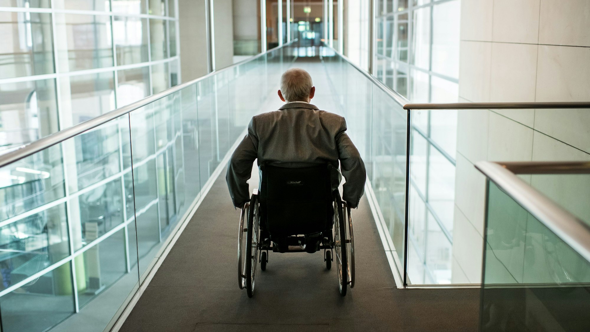 Der damalige Bundestagspräsident Wolfgang Schäuble (CDU) fährt 2018 nach einem Interview einen Gang vor seinem Büro im Deutschen Bundestag herunter.