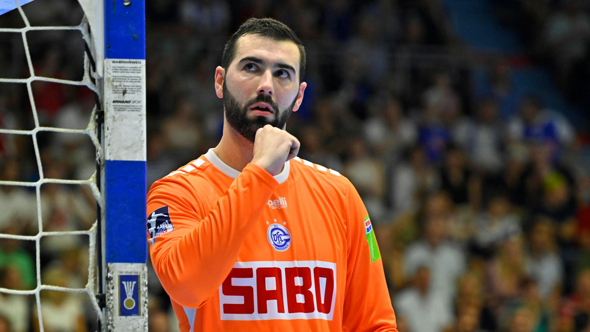 VfL-Torhüter Tibor Ivanisevic steht am Pfosten und reckt nach einer gelungenen Parade die Faust.