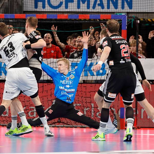 IM Bundesligaspiel gegen den THW Kiel versucht nach der Abwehr des HC Erlangen auch Torhüter Bertram Obling das Tor zu verhindern.
