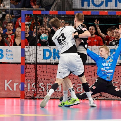 IM Bundesligaspiel gegen den THW Kiel versucht nach der Abwehr des HC Erlangen auch Torhüter Bertram Obling das Tor zu verhindern.