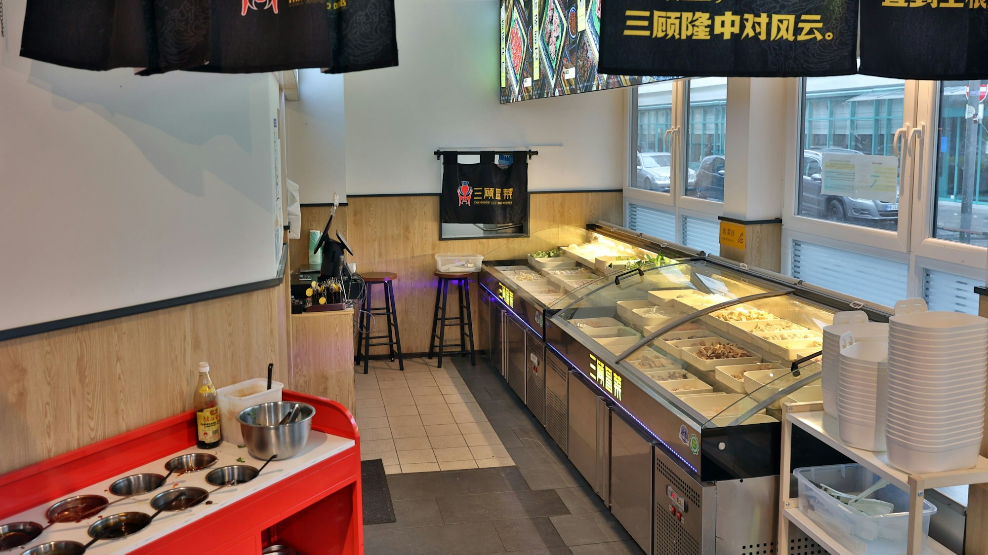 Chinesisches Restaurant San Gu Mai Cei
mit Essenstheke, an der man sich seine Zutaten für die Suppe selber aussucht.