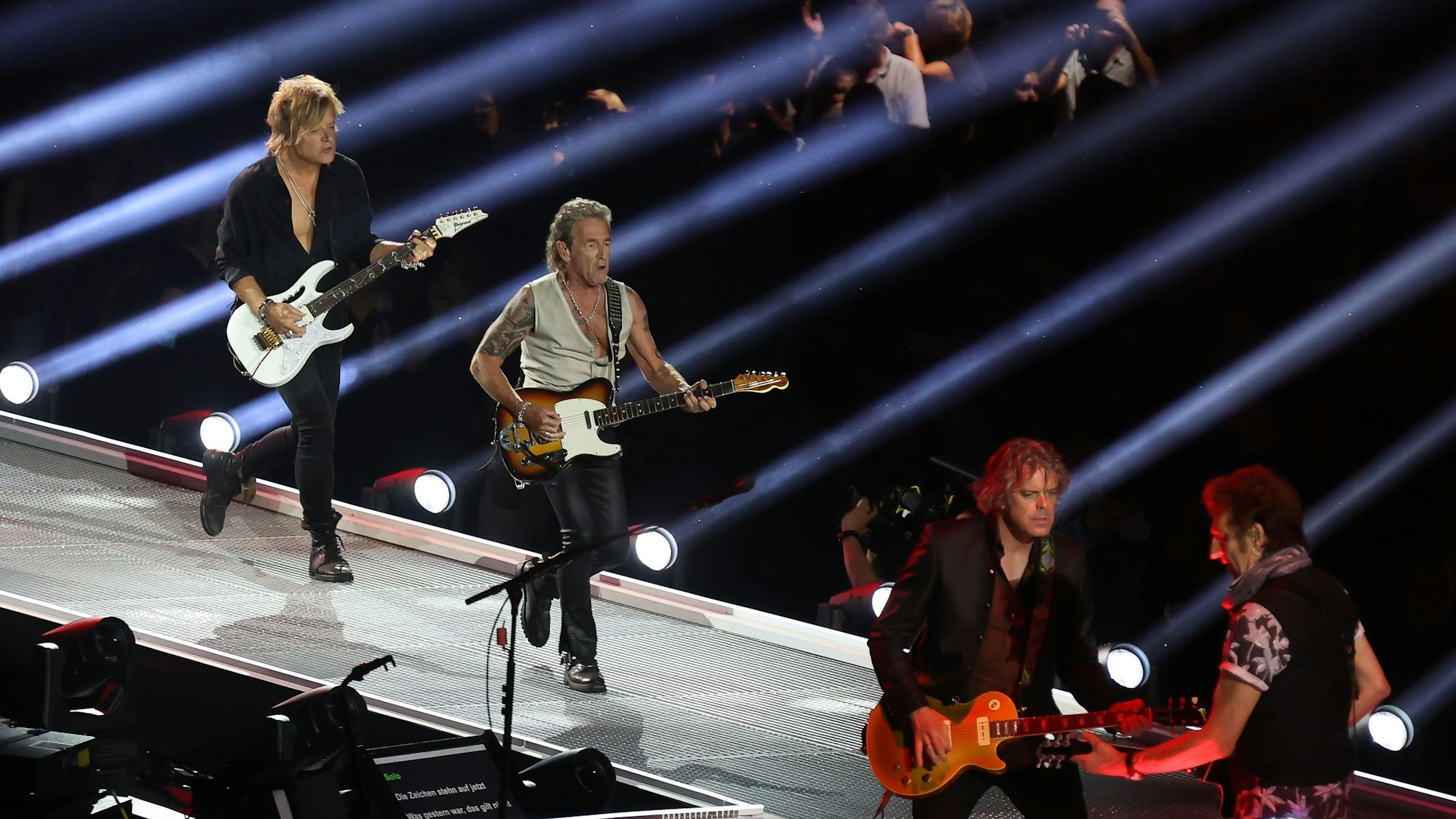 Peter Maffay mit Band auf der Bühne in der Lanxess Arena in Köln