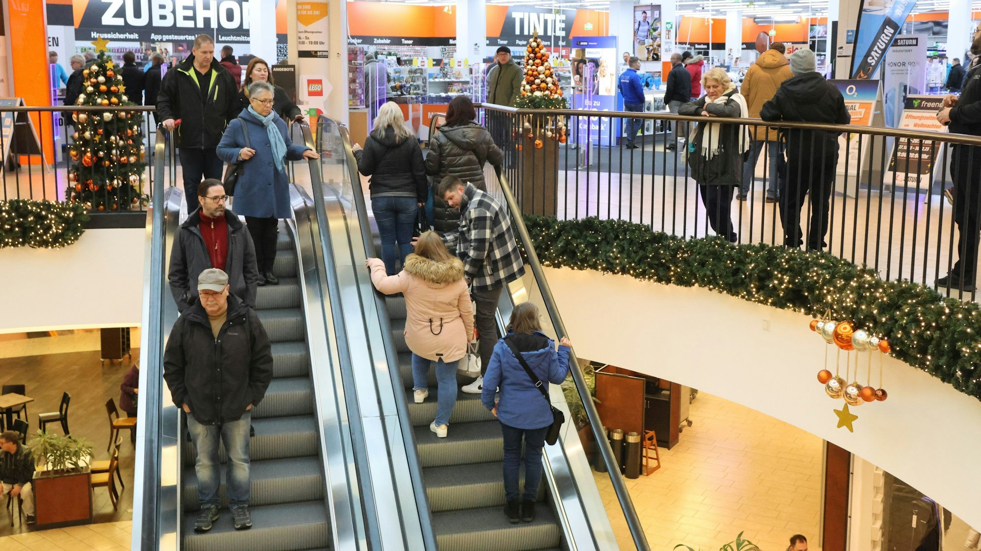Einkaufszentrum Forum: Blick auf die volle Rolltreppe.
