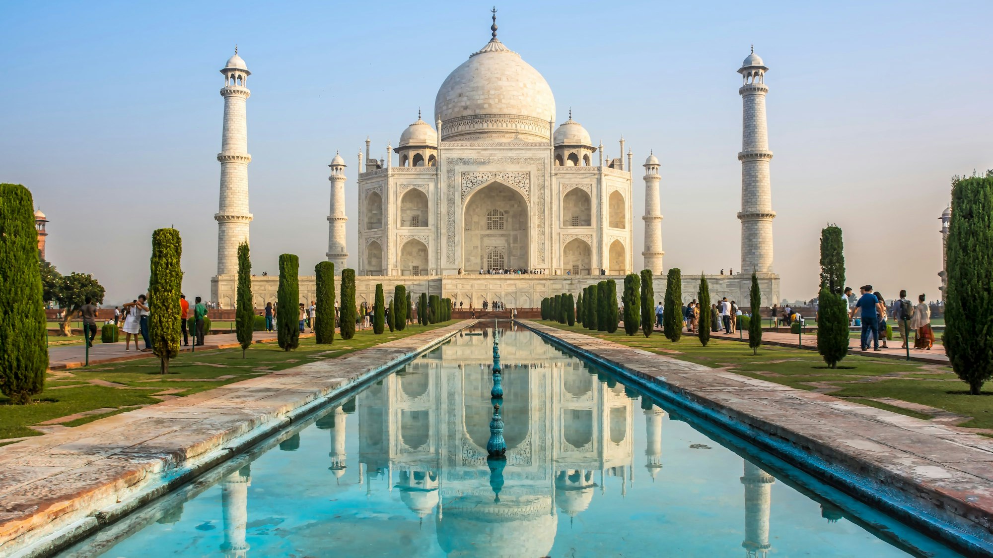 Das Taj Mahal, ein Mausoleum aus elfenbeinweißem Marmor, steht am Südufer des Flusses Yamuna in der indischen Stadt Agra.