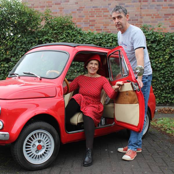Dorothee Dernbach und Andreas Oestern mit ihrem roten Fiat 500 Giardiniera.