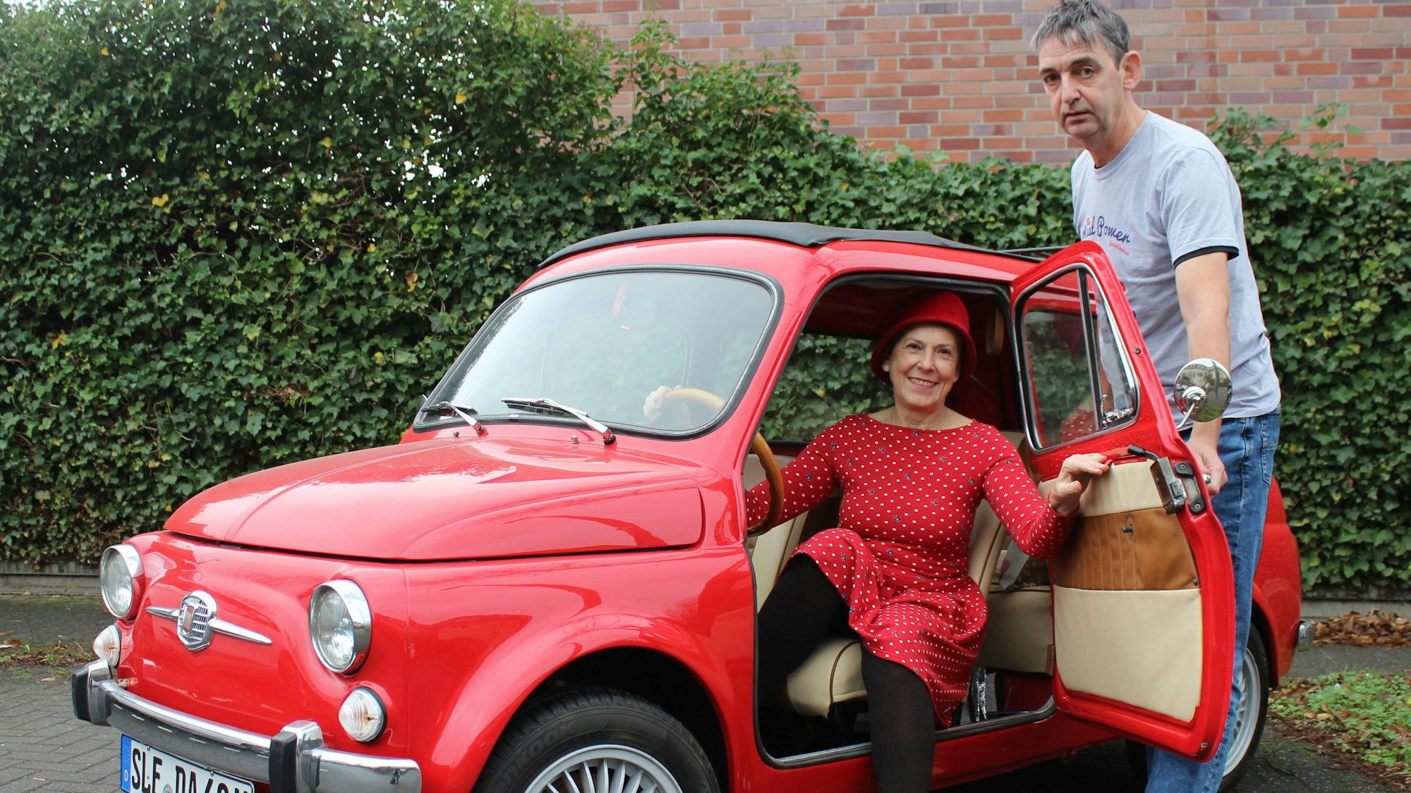Dorothee Dernbach und Andreas Oestern mit ihrem roten Fiat 500 Giardiniera.