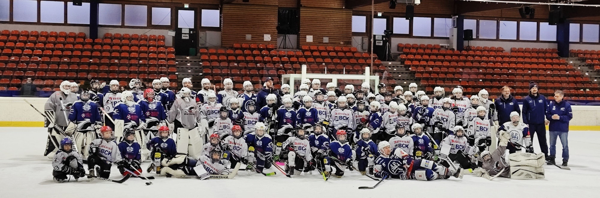 Ein Foto aller Wiehler Mannschaften von der U9 bis zu den Senioren.