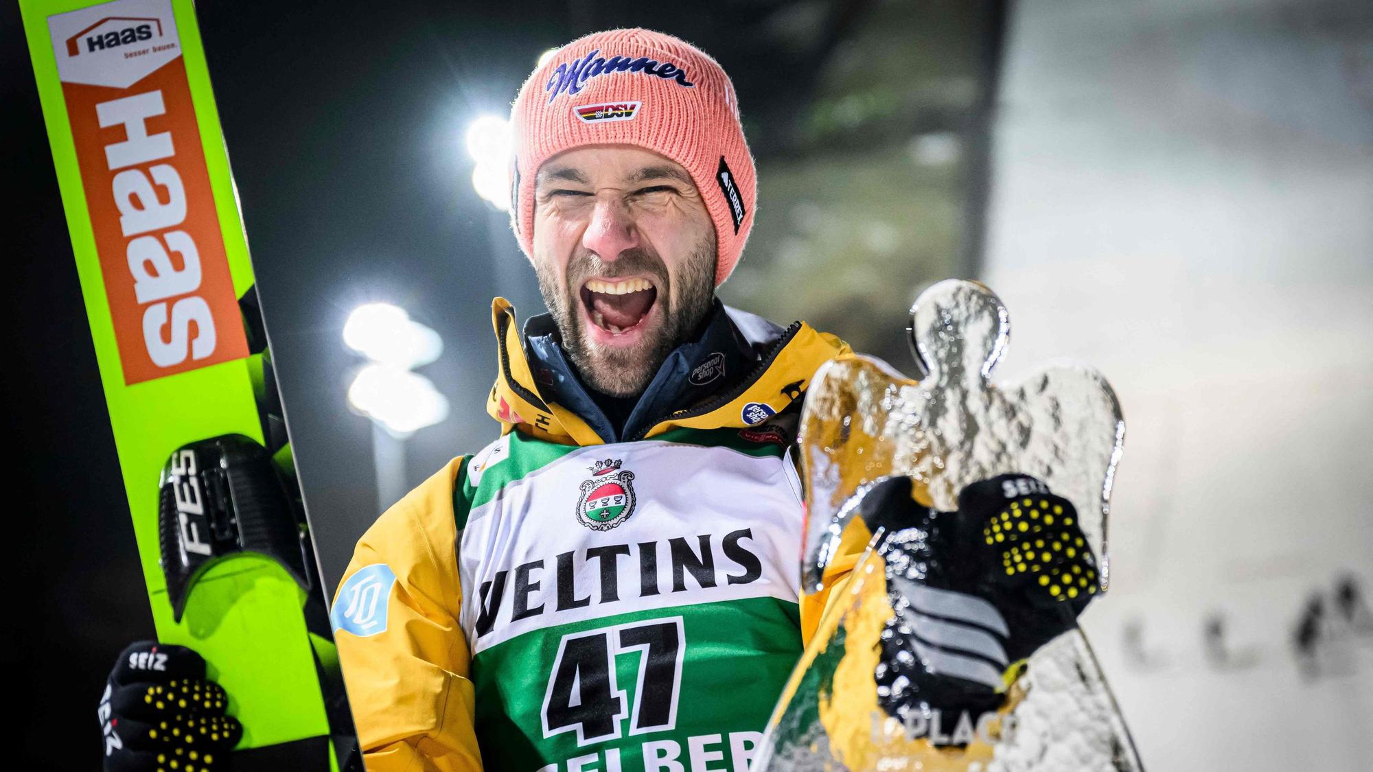 Pius Paschke nach seinem Erfolg beim Weltcupspringen in Engelberg am 16. Dezember 2023.
