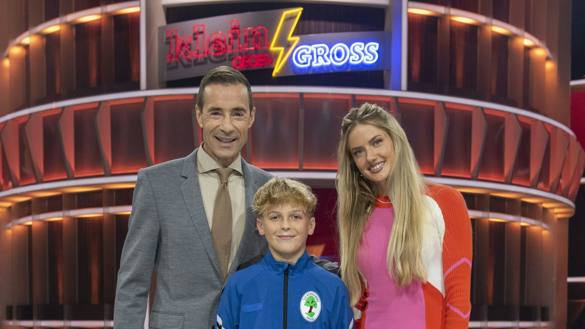 Das Bild zeigt Moderator Kai Pflaume, Tom Eichinger und Alica Schmidt.