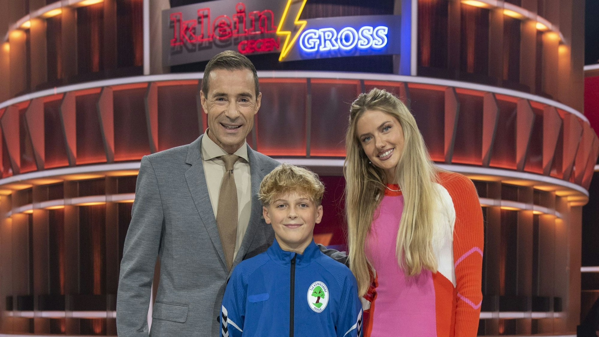 Auf dem Bild sind der Moderator Kai Pflaume, die Sportlerin Alica Schmidt und der Frechener Tom Eichinger zu sehen.