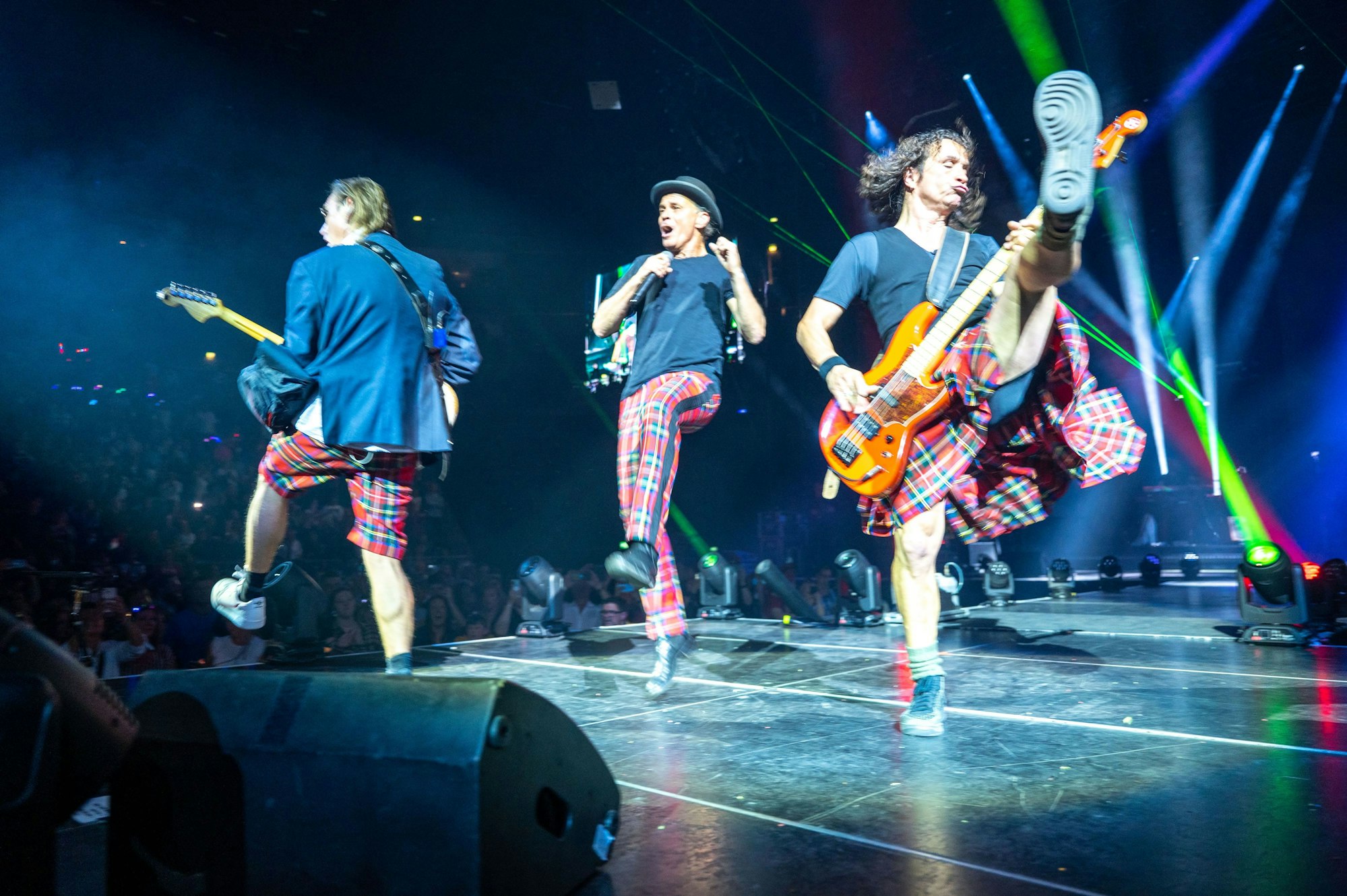 Peter und Stephan Brings auf der Bühne. Die Band rockte bei ihrer „Mai-Polka-Party“ die Lanxess-Arena.