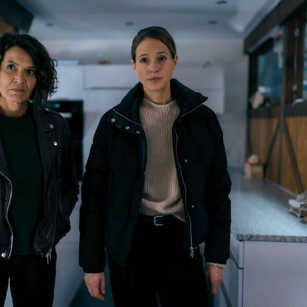 Lena Odenthal (Ulrike Folkerts) und Johanna Stern (Lisa Bitter) bei einer Befragung im Haus des Lebensgefährten der Verdächtigen.