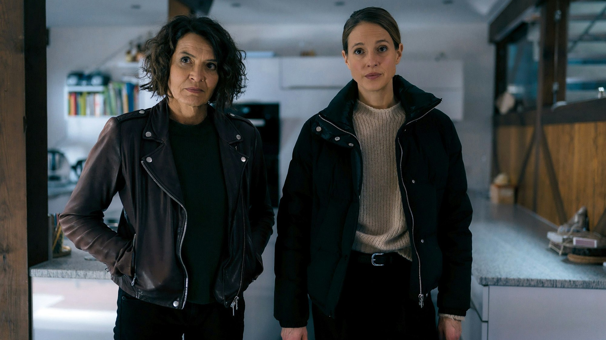 Lena Odenthal (Ulrike Folkerts) und Johanna Stern (Lisa Bitter) bei einer Befragung im Haus des Lebensgefährten der Verdächtigen.