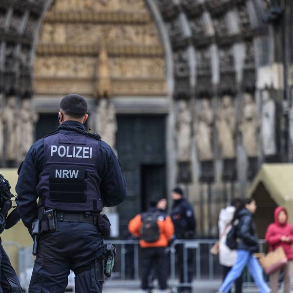 Polizisten stehen vor dem Dom.