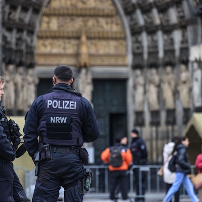 Polizisten stehen vor dem Dom.