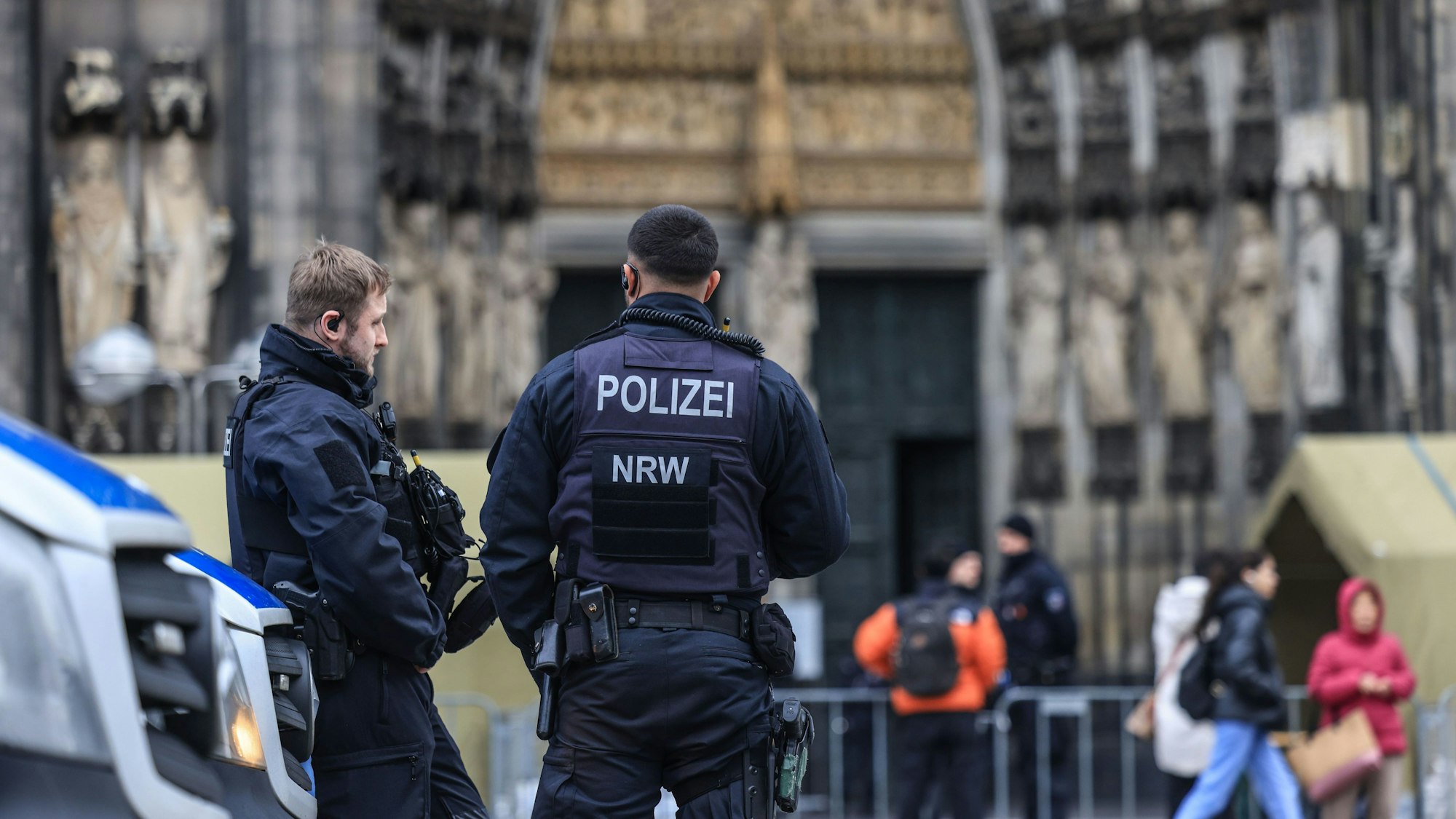 Polizisten stehen vor dem Dom.