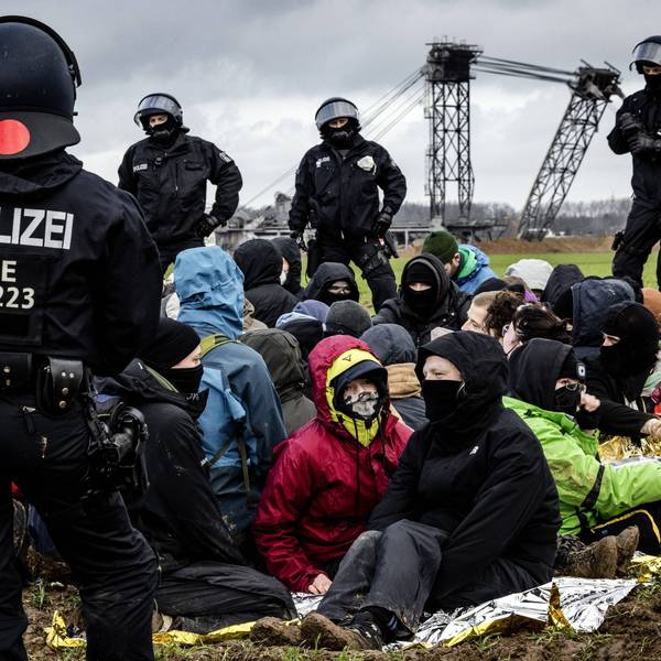 Demonstranten sind bei der Räumung von Polizisten des Dorfes Lützerath am 11. Januar 2023 festgesetzt worden.