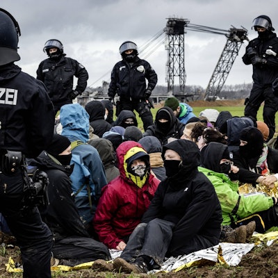 Demonstranten sind bei der Räumung von Polizisten des Dorfes Lützerath am 11. Januar 2023 festgesetzt worden.