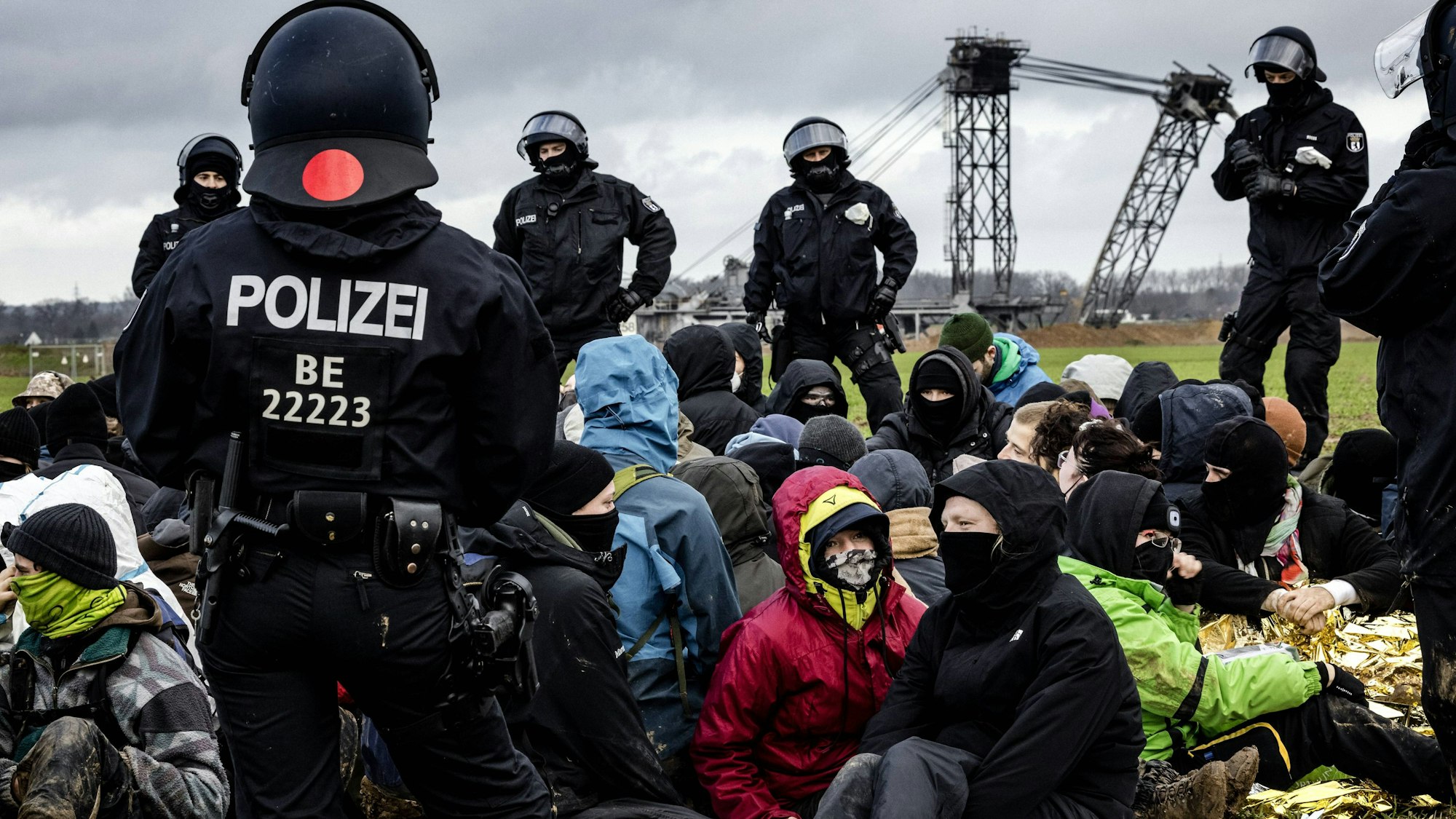 Demonstranten sind bei der Räumung von Polizisten des Dorfes Lützerath am 11. Januar 2023 festgesetzt worden.
