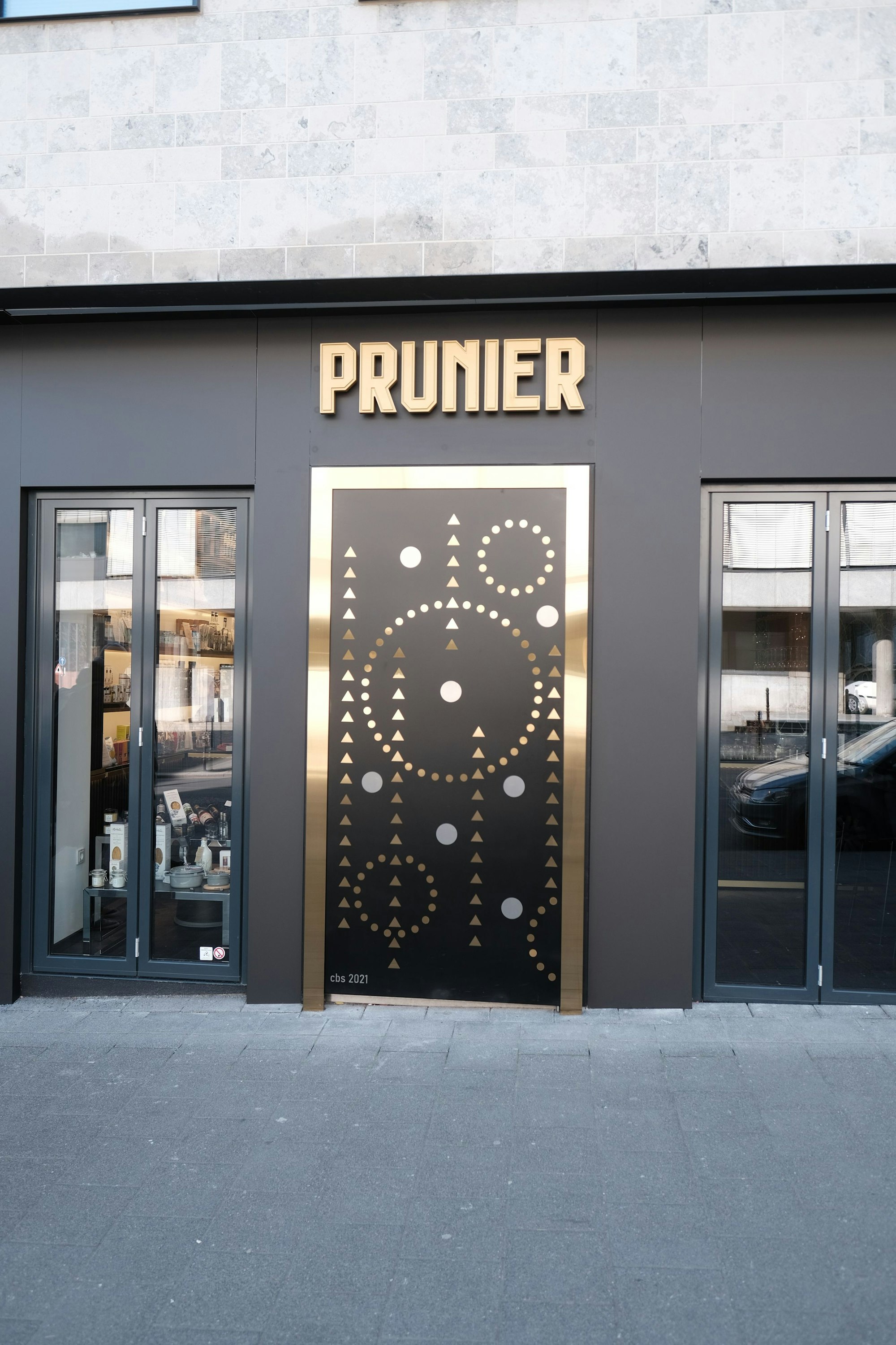Die Eingangstür zum Restaurant. Über der schwarz-goldenen Tür steht in goldenen Lettern „Prunier“.