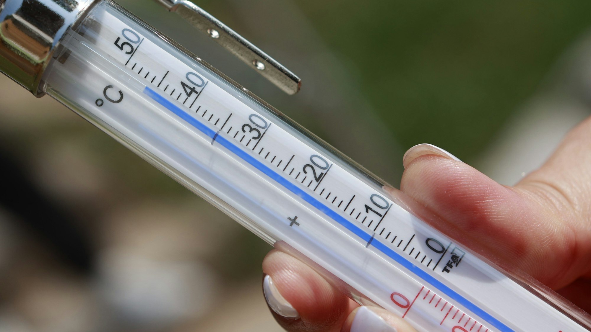 Ein Thermometer zeigt in der prallen Sonne Temperaturen von 46 Grad an. (Symbolbild)