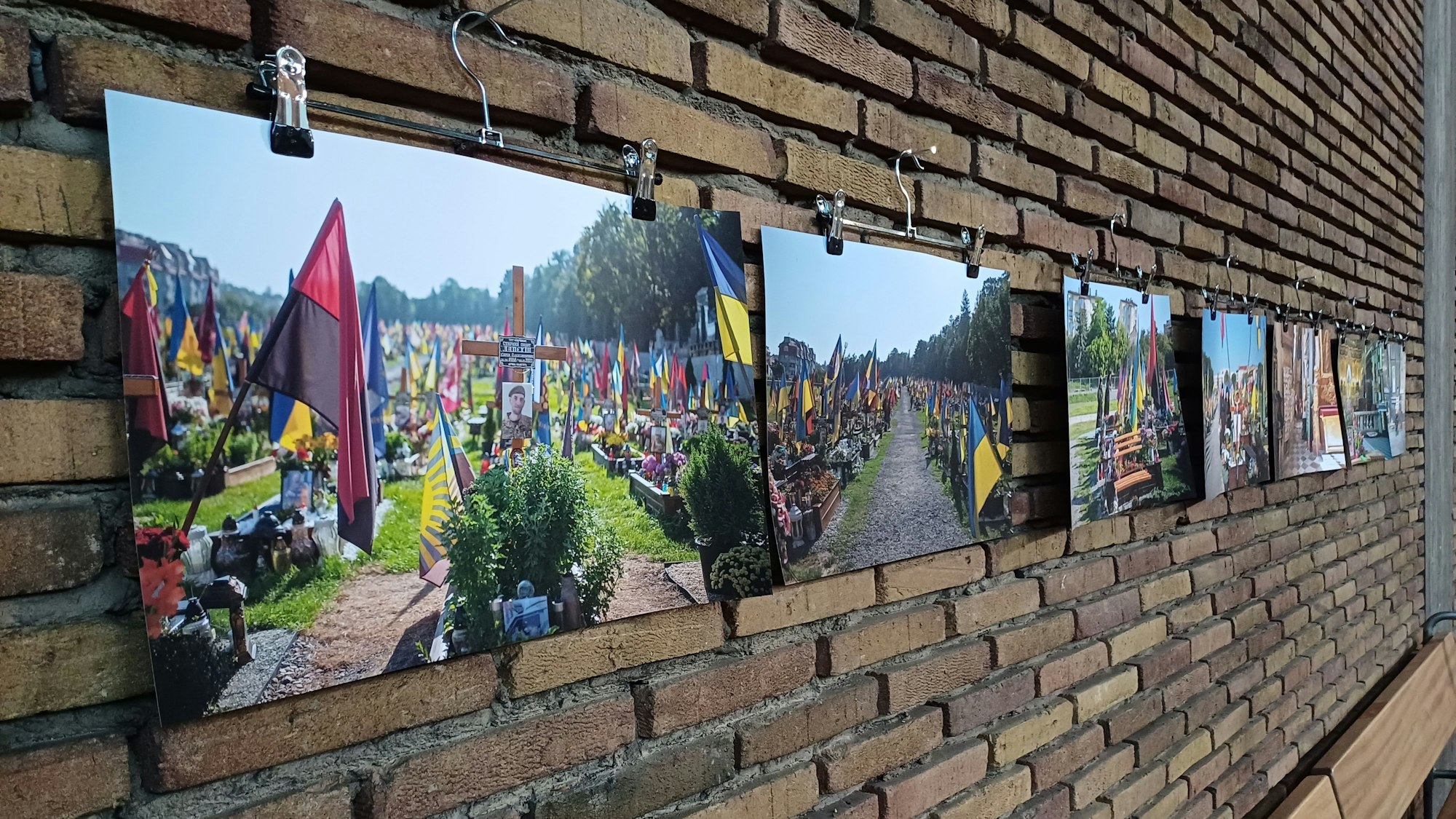 Die Fotos aus Lwiw sind farbig und zeigen so den Kontrast zur Situation in der Stadt Donezk.