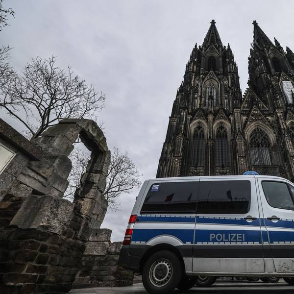 Ein Polizeifahrzeug steht vor dem Dom. Nach dem Terroralarm bleibt der Kölner Dom für Besucher geschlossen.