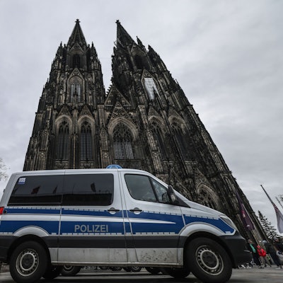 Ein Polizeifahrzeug steht vor dem Dom. Nach dem Terroralarm bleibt der Kölner Dom für Besucher geschlossen.