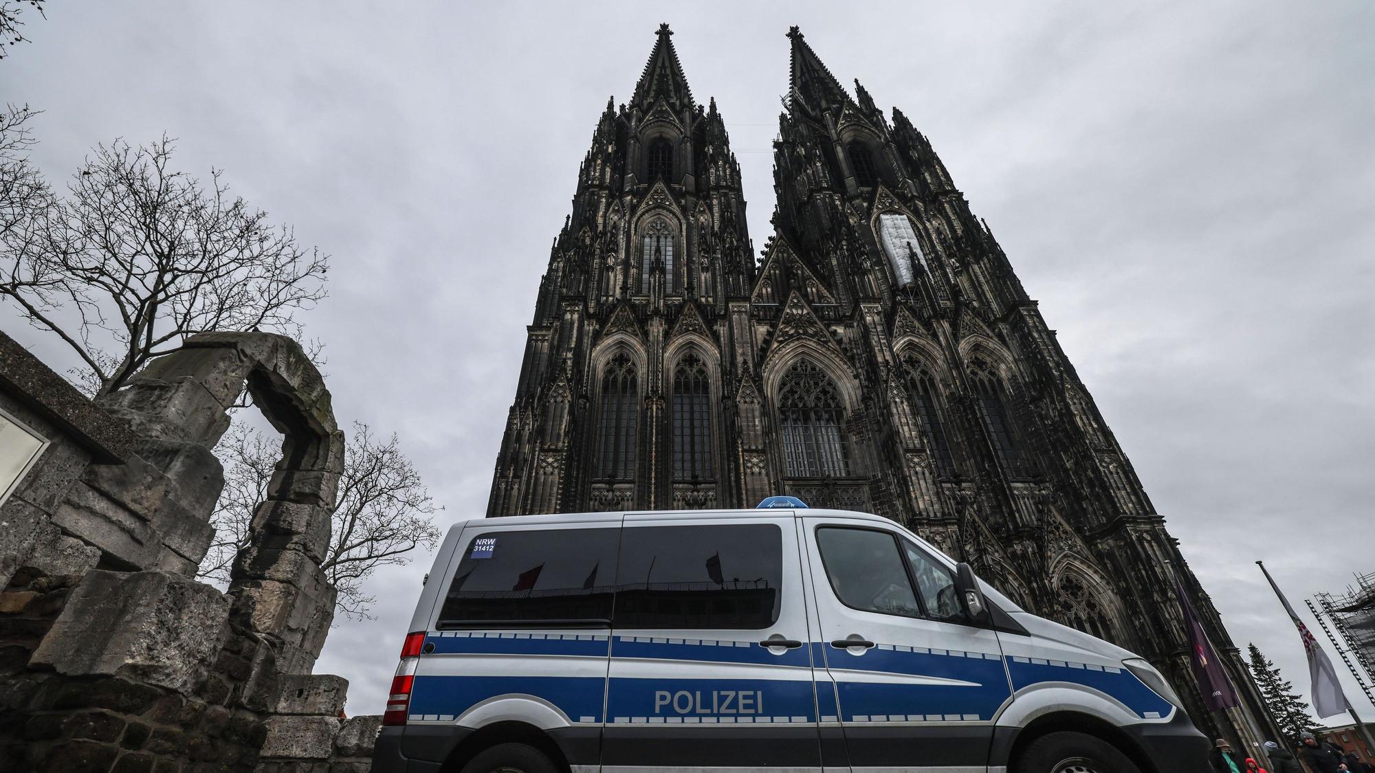 Ein Polizeifahrzeug steht vor dem Dom. Nach dem Terroralarm bleibt der Kölner Dom für Besucher geschlossen.